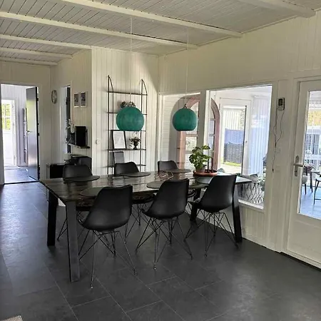 Charming Summer House Near Lyngs Beach 度假居 *