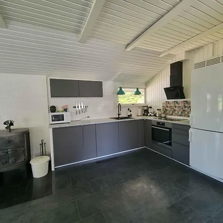 Charming Summer House Near Lyngs Beach 度假居