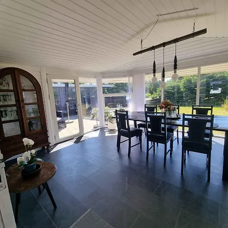 Charming Summer House Near Lyngs Beach 度假居 *